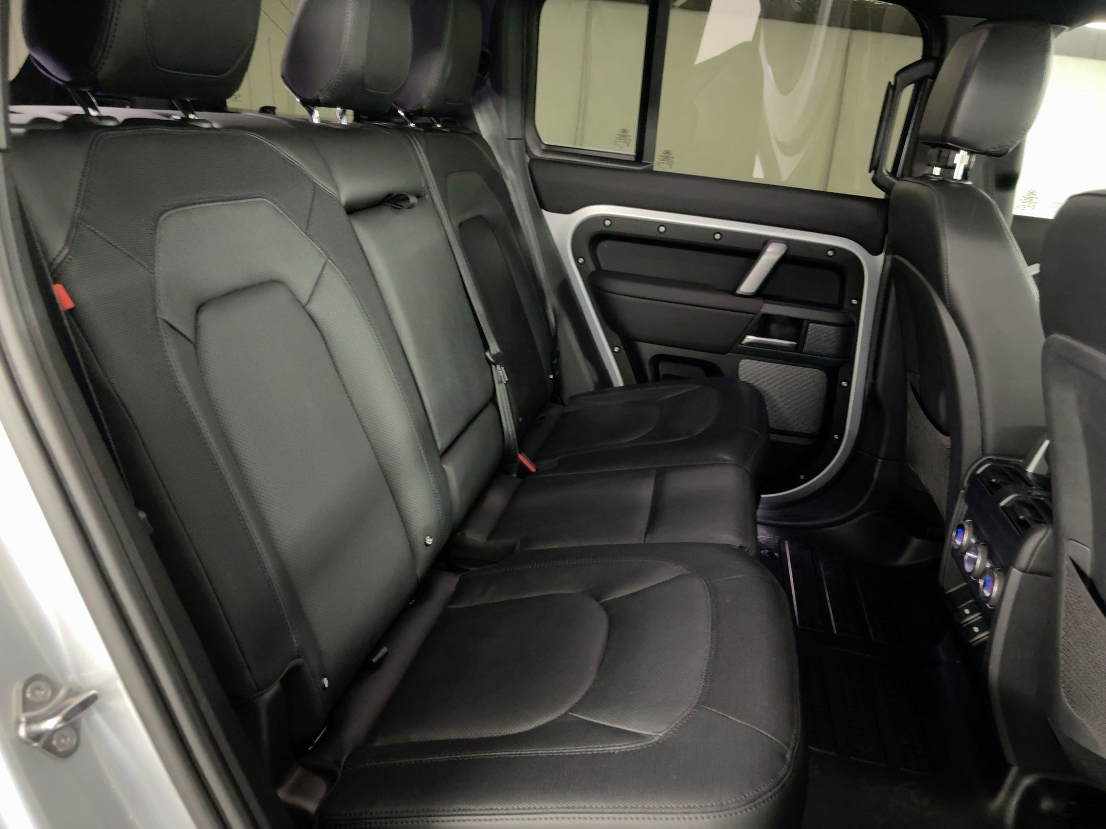 Used 2024 Land Rover Defender 110 X-Dynamic SE image 30