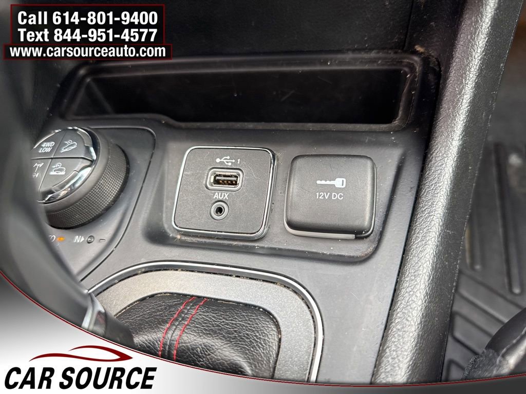 Used 2019 Jeep Cherokee Trailhawk image 29
