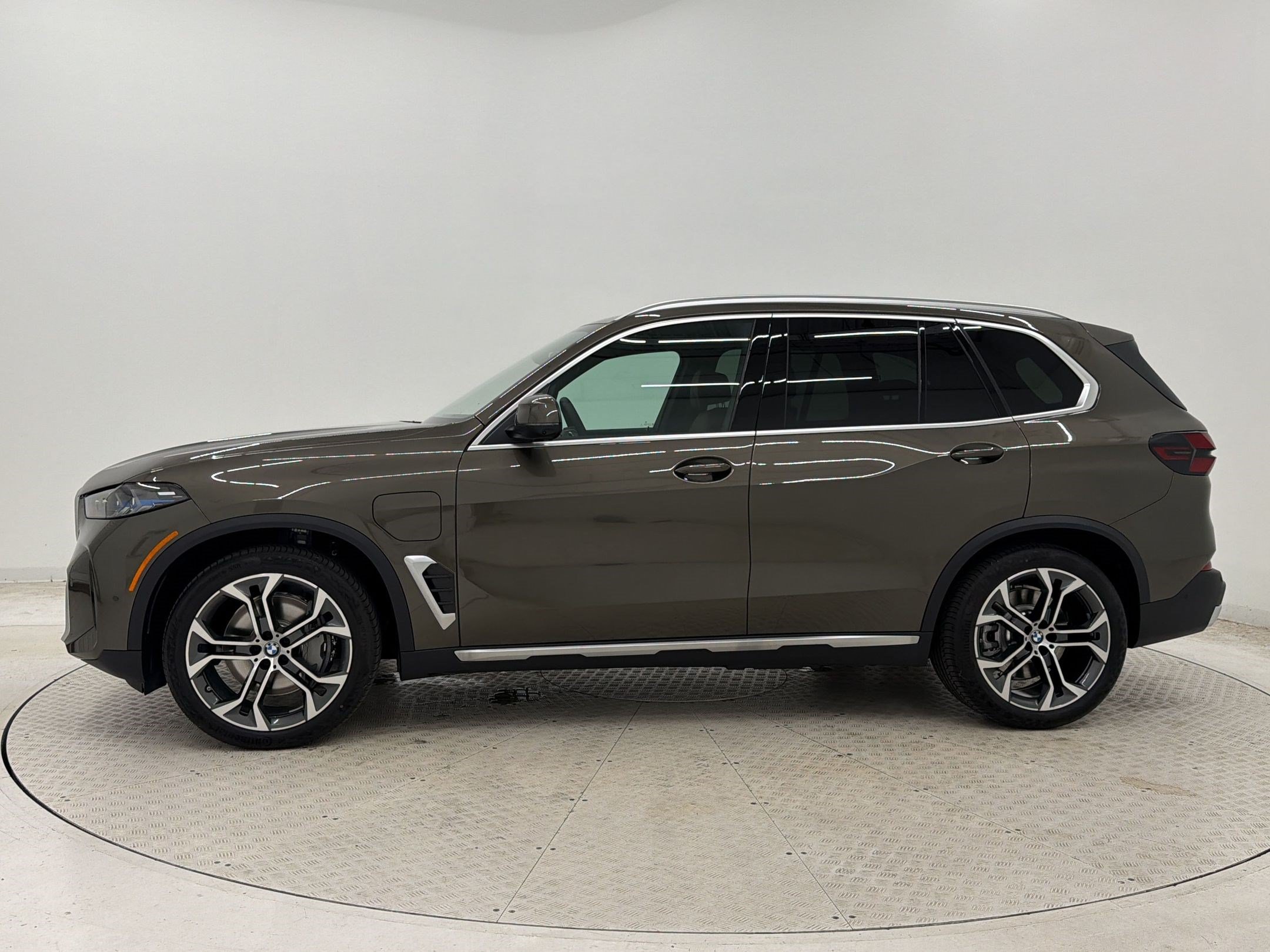 New 2026 BMW X5 xDrive50e w/ Climate Comfort Package AWD/4WD image 2