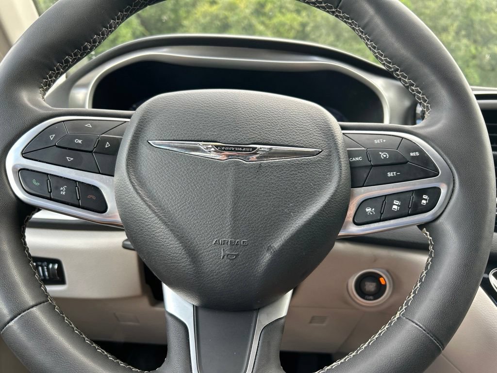Used 2023 Chrysler Pacifica Touring-L FWD image 22