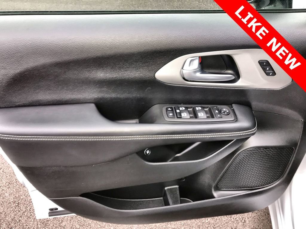 Used 2023 Chrysler Pacifica Limited w/ S Appearance Package image 13