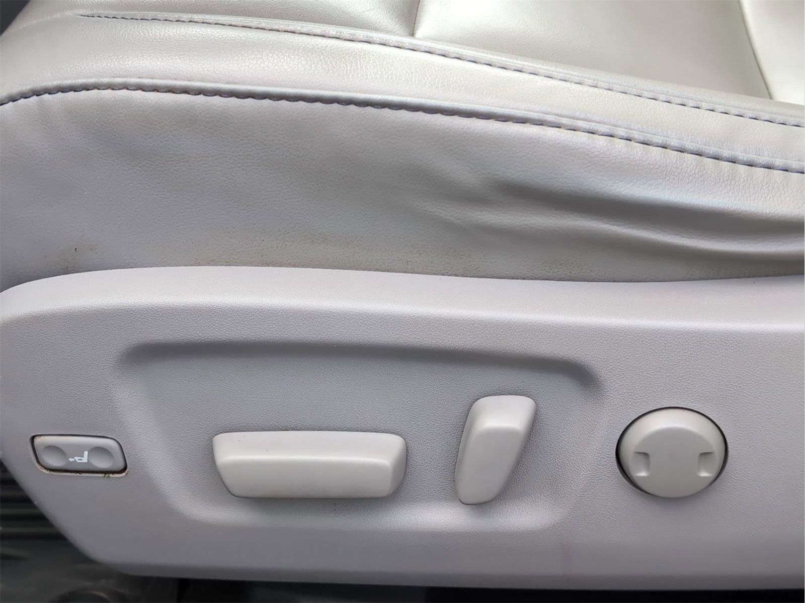 Used 2019 Toyota Highlander XLE AWD/4WD image 16