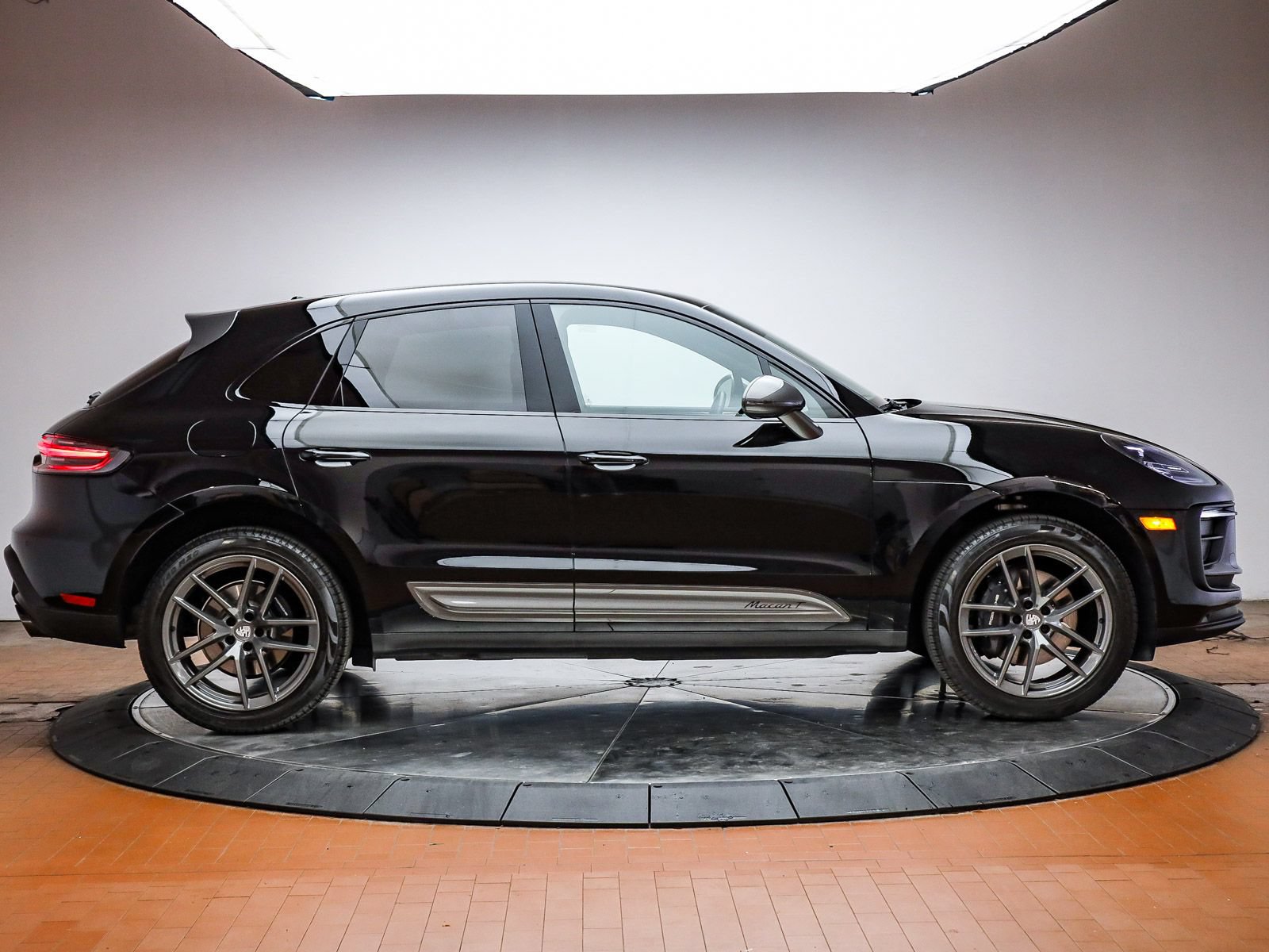 Certified 2025 Porsche Macan Turbo AWD/4WD image 11