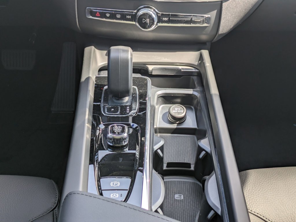 New 2025 Volvo XC60 T8 Plus w/ Protection Package Premier AWD/4WD image 18