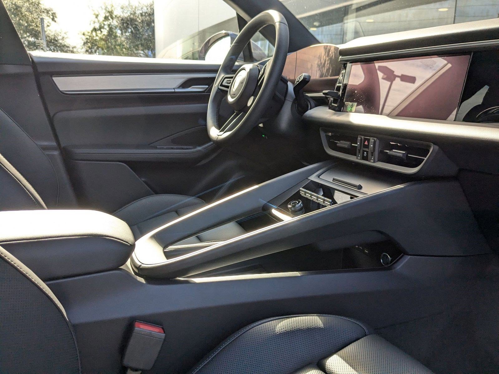 Certified 2025 Porsche Macan Electric image 6