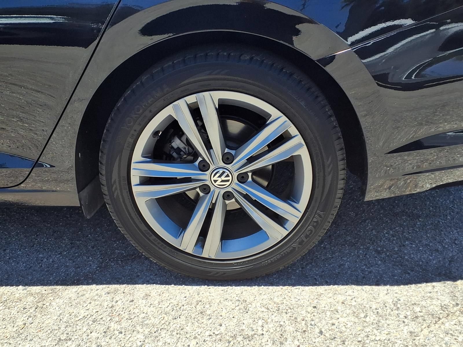 Used 2020 Volkswagen Jetta R-Line w/ R-Line Cold Weather Package FWD image 4