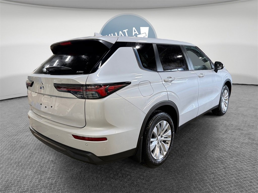 New 2025 Mitsubishi Outlander ES image 3