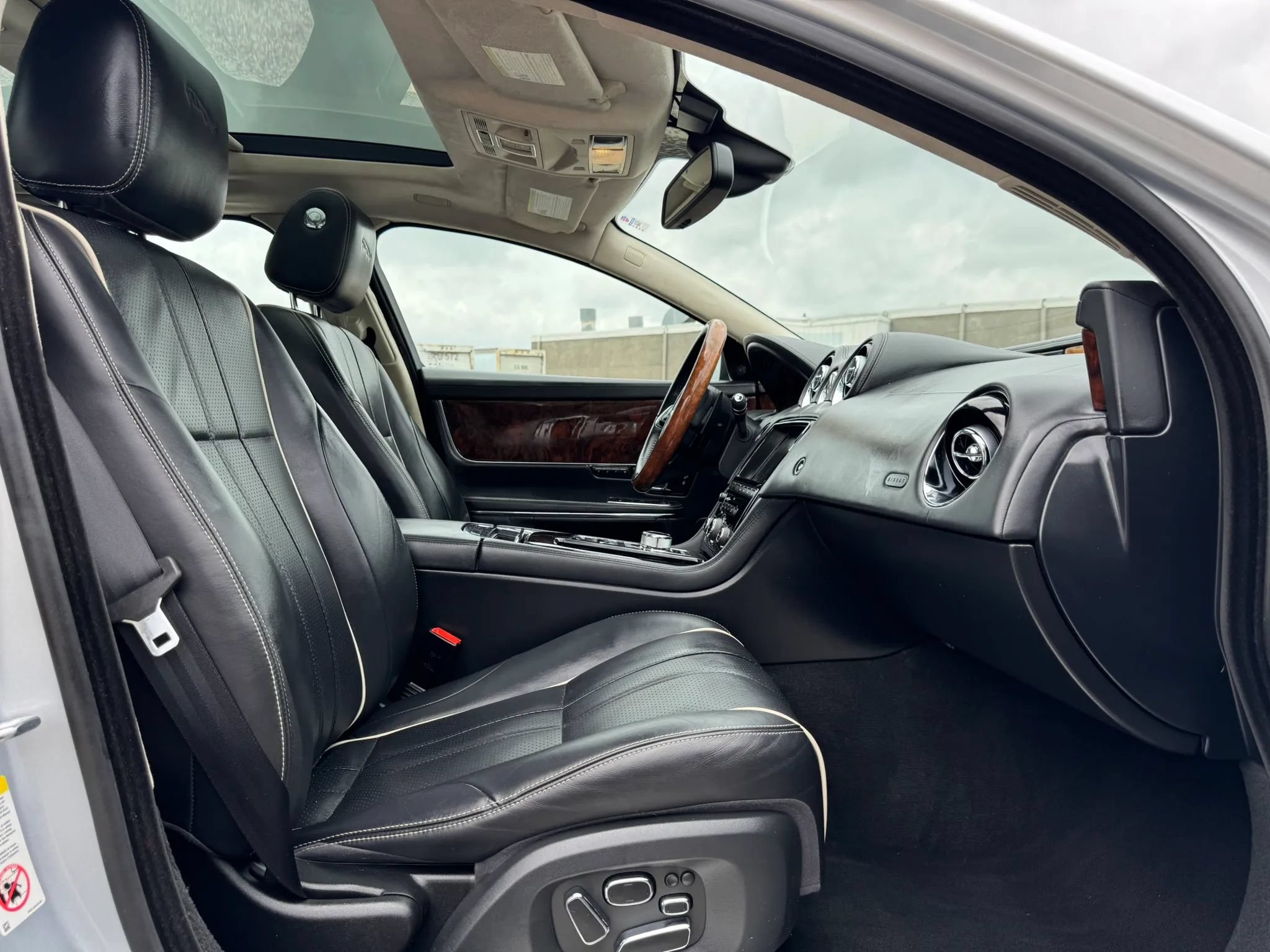 Used 2014 Jaguar XJ L Portfolio RWD image 25