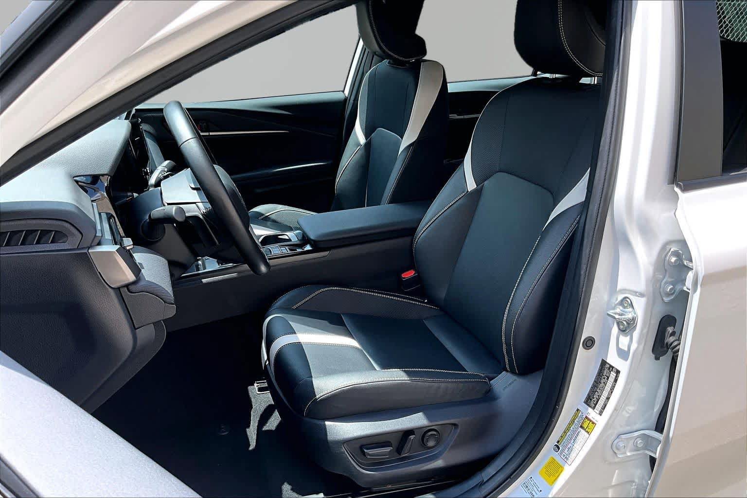 Used 2025 Toyota Camry SE FWD image 8