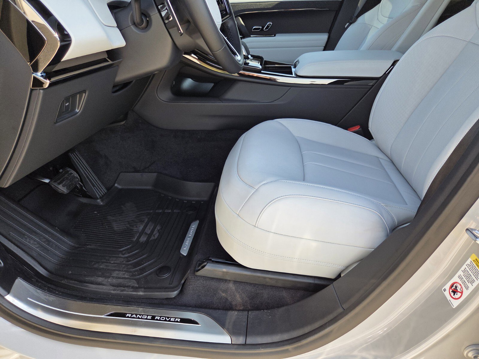 New 2025 Land Rover Range Rover Sport SE image 17