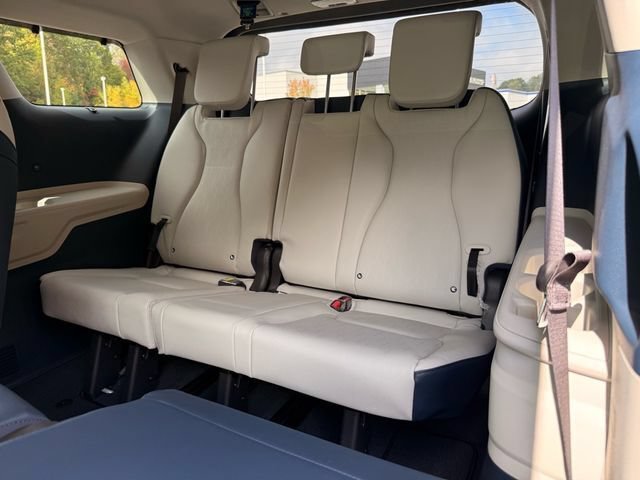New 2026 Kia Carnival EX FWD image 8