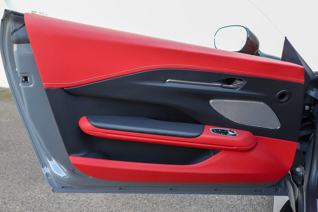 Used 2025 Aston Martin V8 Vantage Coupe image 47