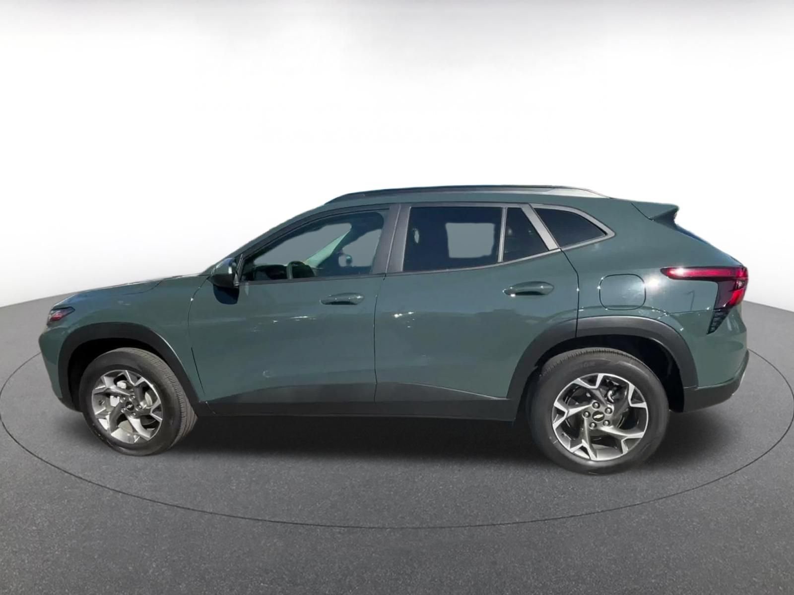Used 2025 Chevrolet Trax LT FWD image 8