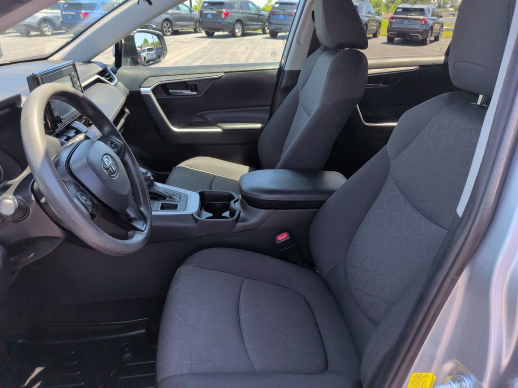 Used 2021 Toyota RAV4 XLE AWD/4WD image 4