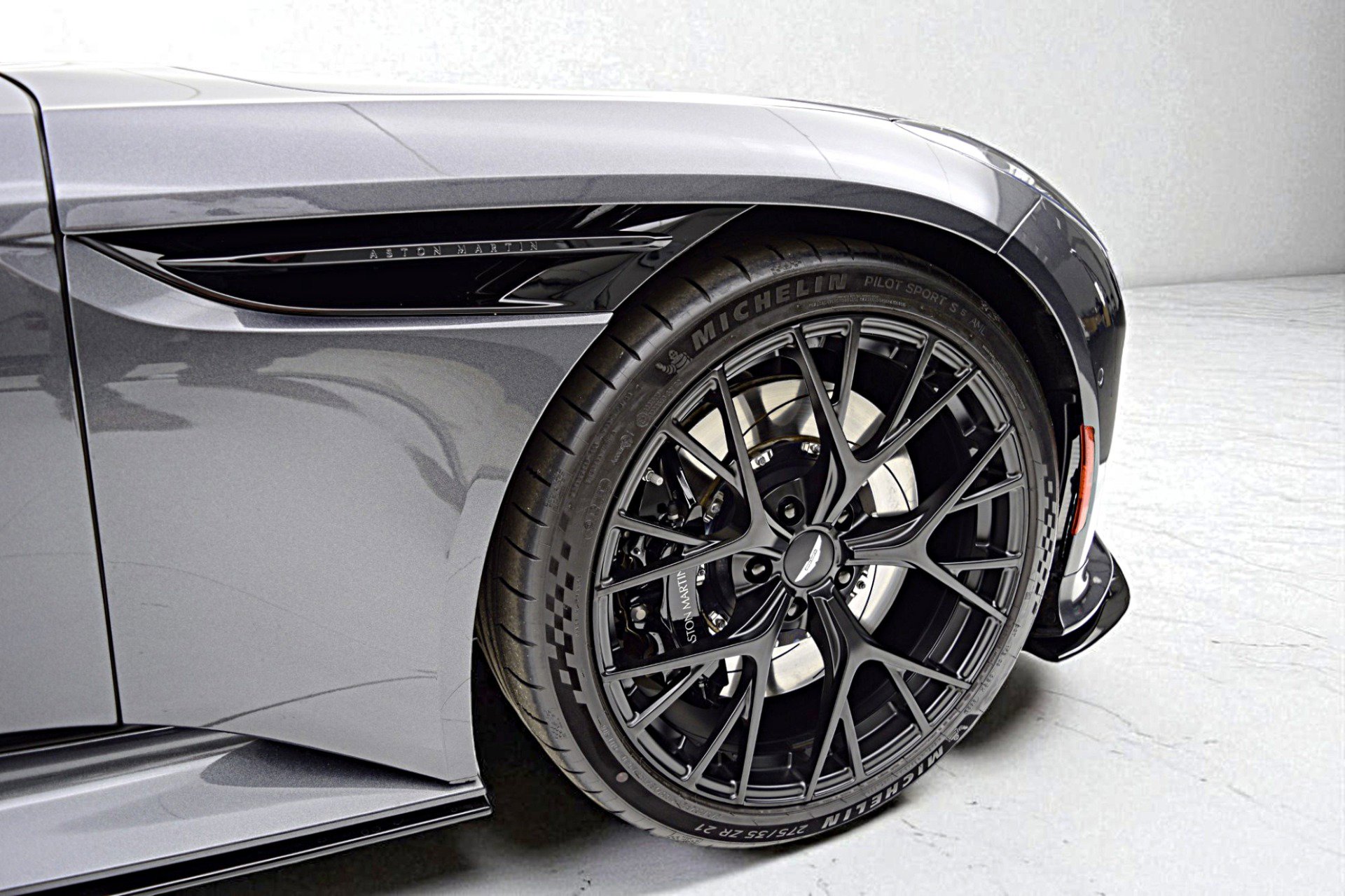 Used 2024 Aston Martin DB12 Coupe image 17