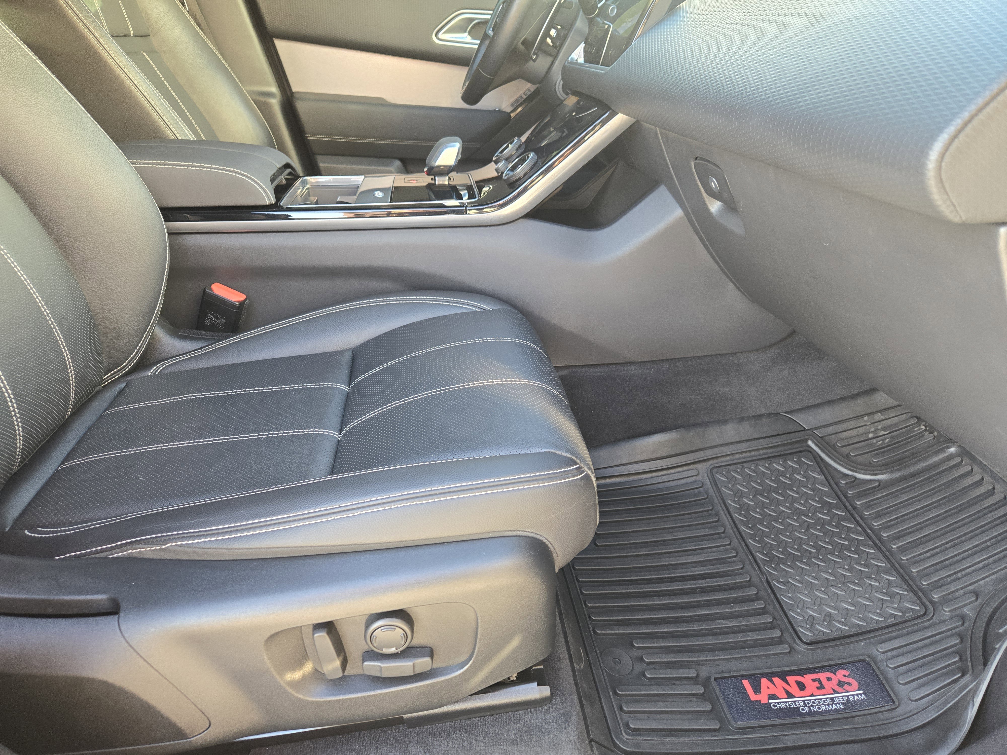 Used 2023 Land Rover Range Rover Velar R-Dynamic S image 17