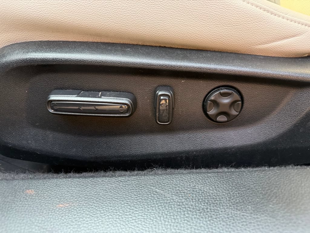 Used 2020 Honda Accord Touring image 11
