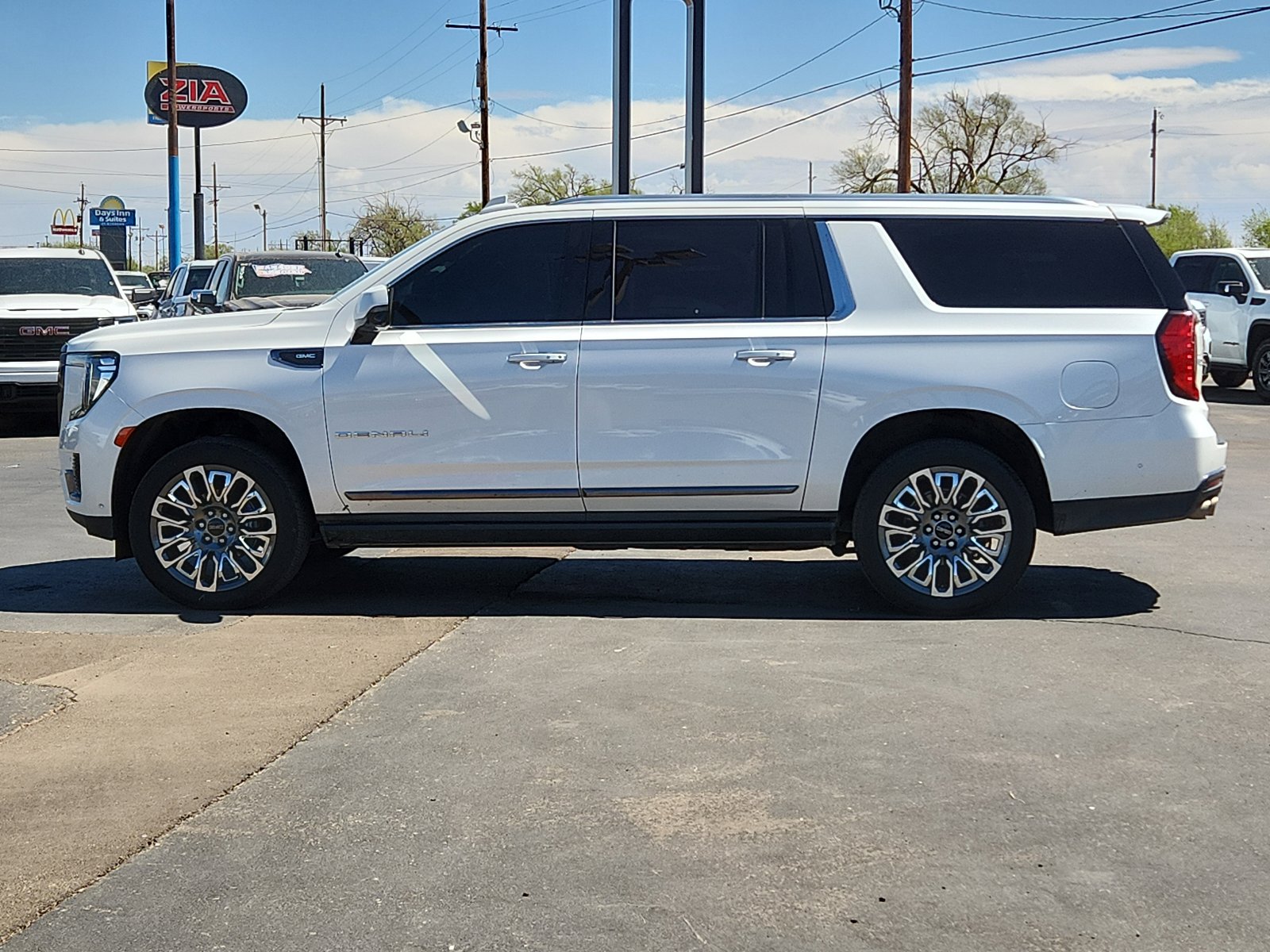 Used 2023 GMC Yukon XL Denali Ultimate image 2