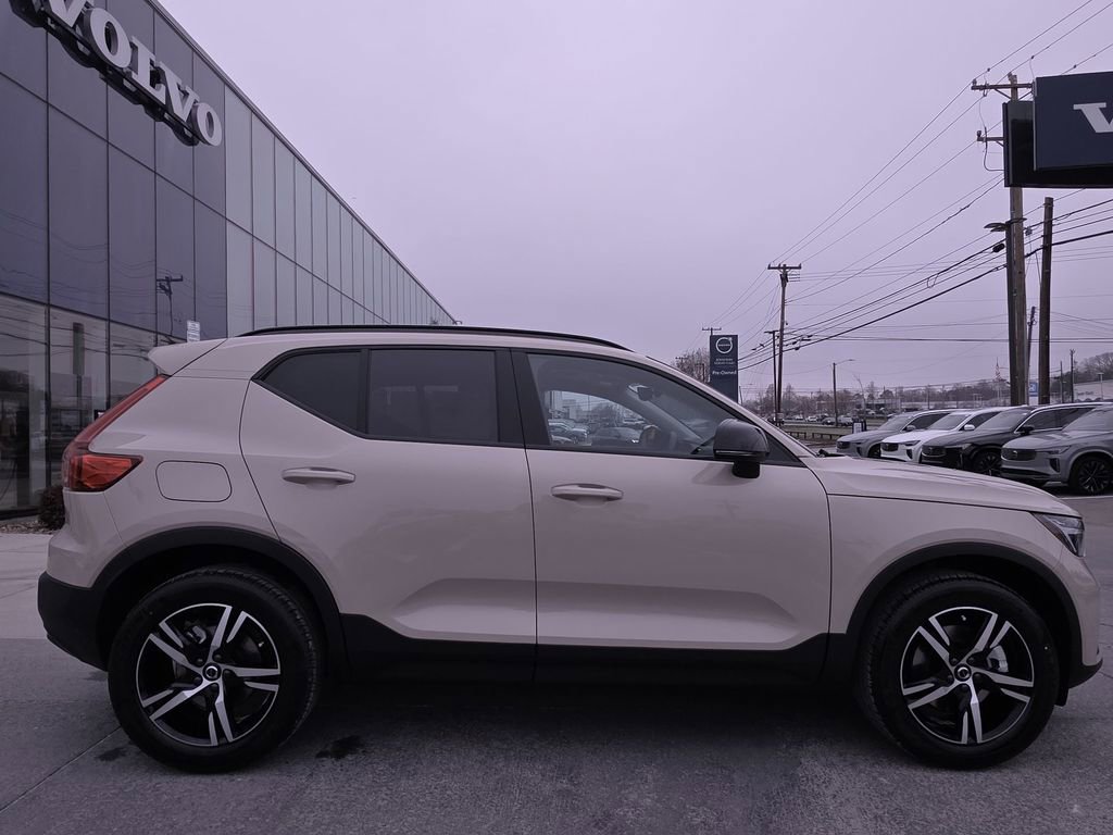 New 2026 Volvo XC40 B5 Core w/ Protection Package image 4