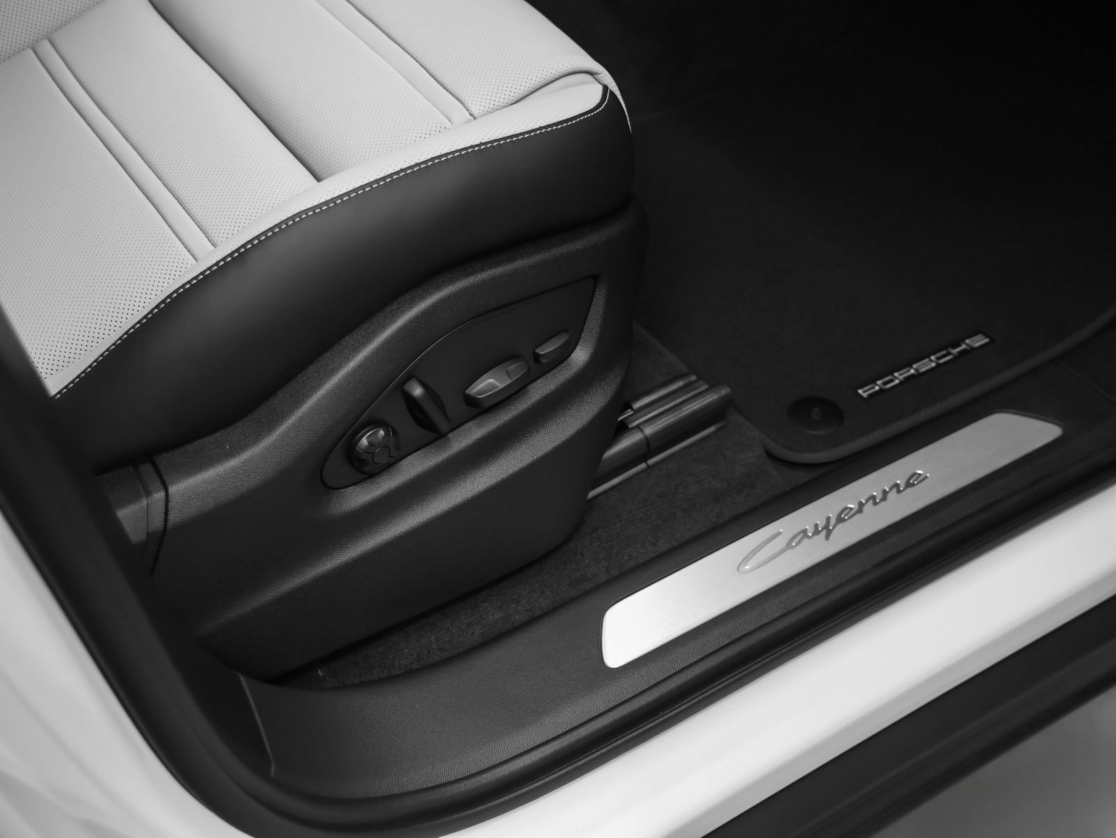 Certified 2026 Porsche Cayenne AWD/4WD image 17