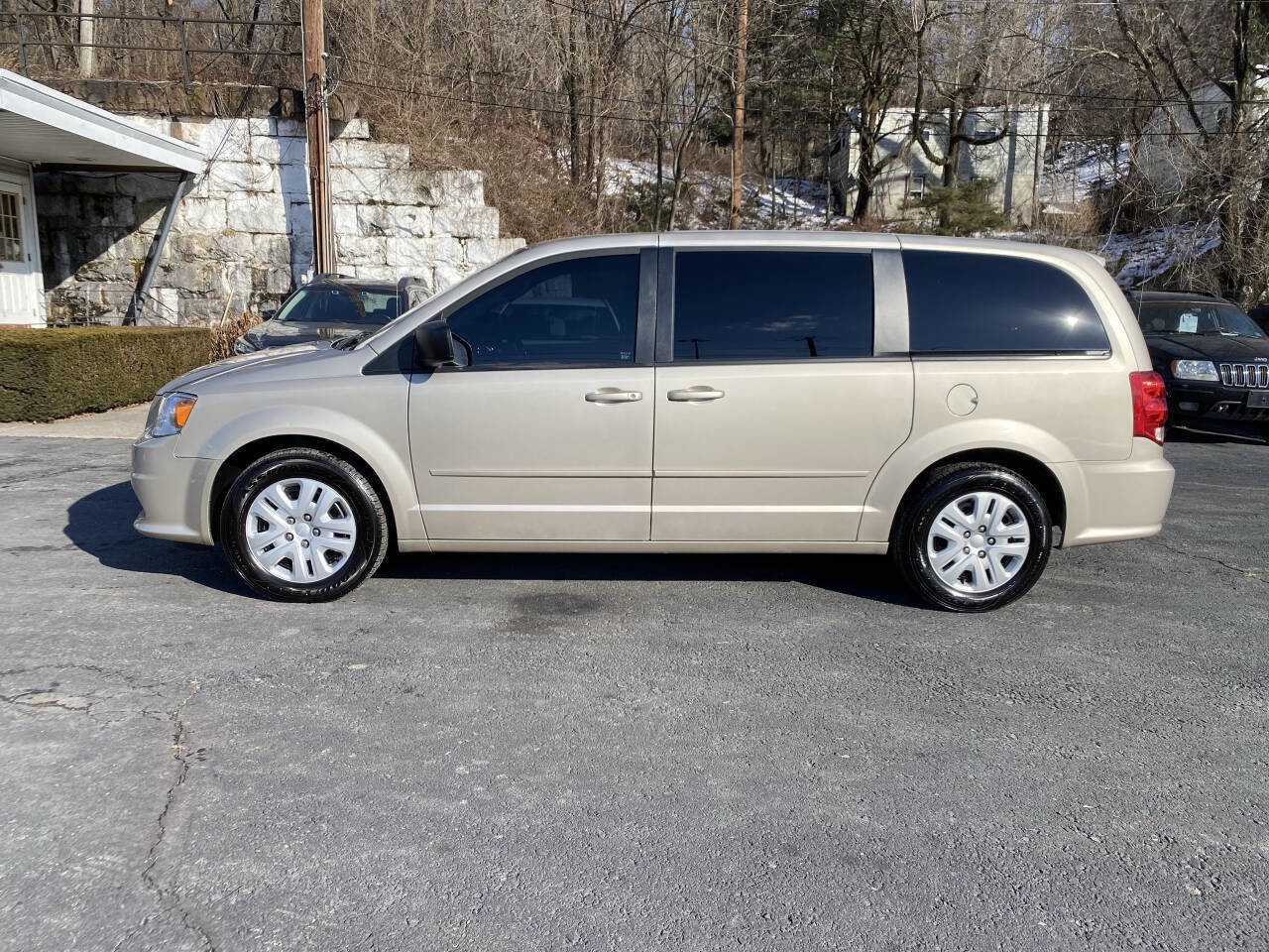 Used 2014 Dodge Grand Caravan SE w/ Quick Order Package 29E SE FWD image 2