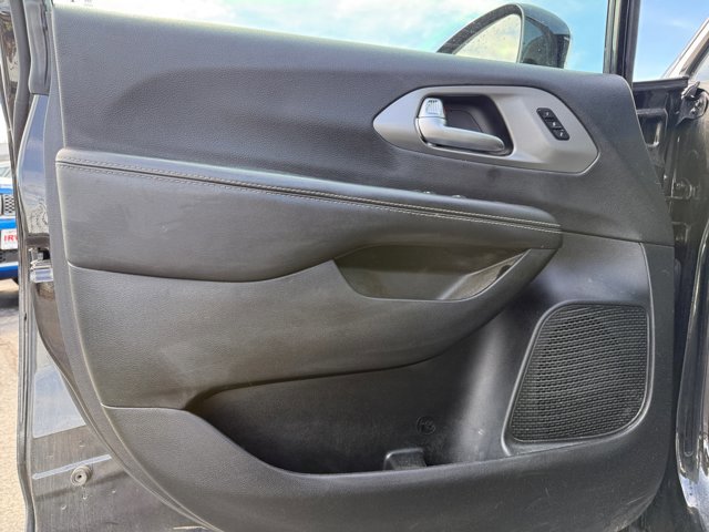 Used 2025 Chrysler Pacifica Select image 25