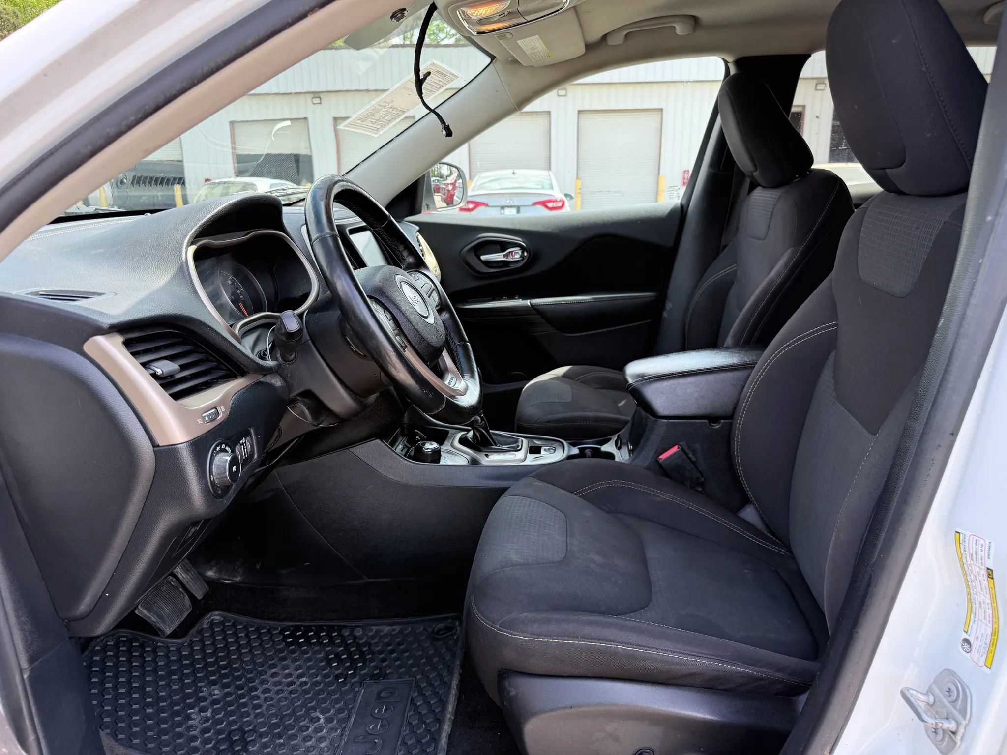 Used 2016 Jeep Cherokee Latitude w/ Cold Weather Group AWD/4WD image 2