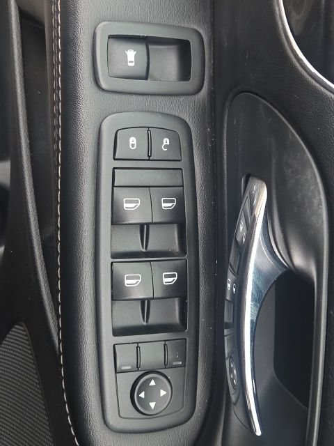 Used 2015 Chrysler Town & Country S FWD image 23