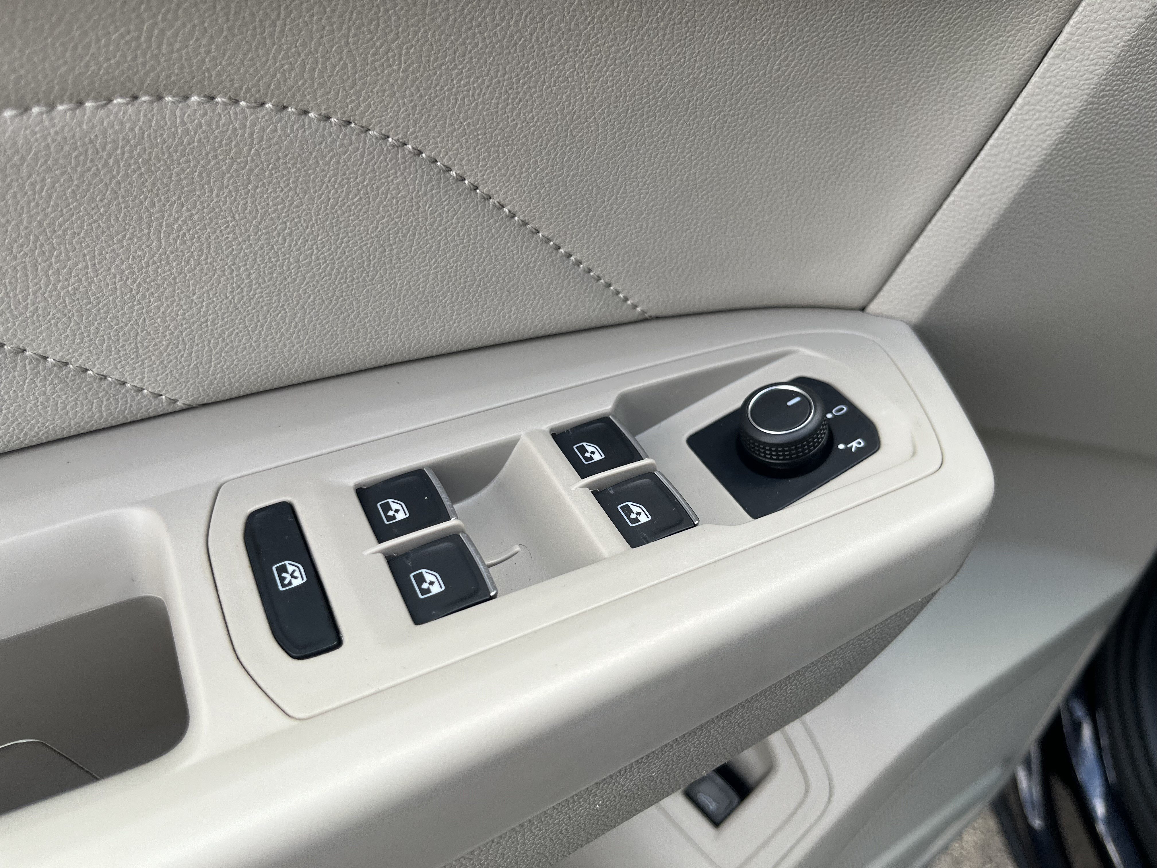 Certified 2023 Volkswagen Atlas SEL R-Line AWD/4WD image 19