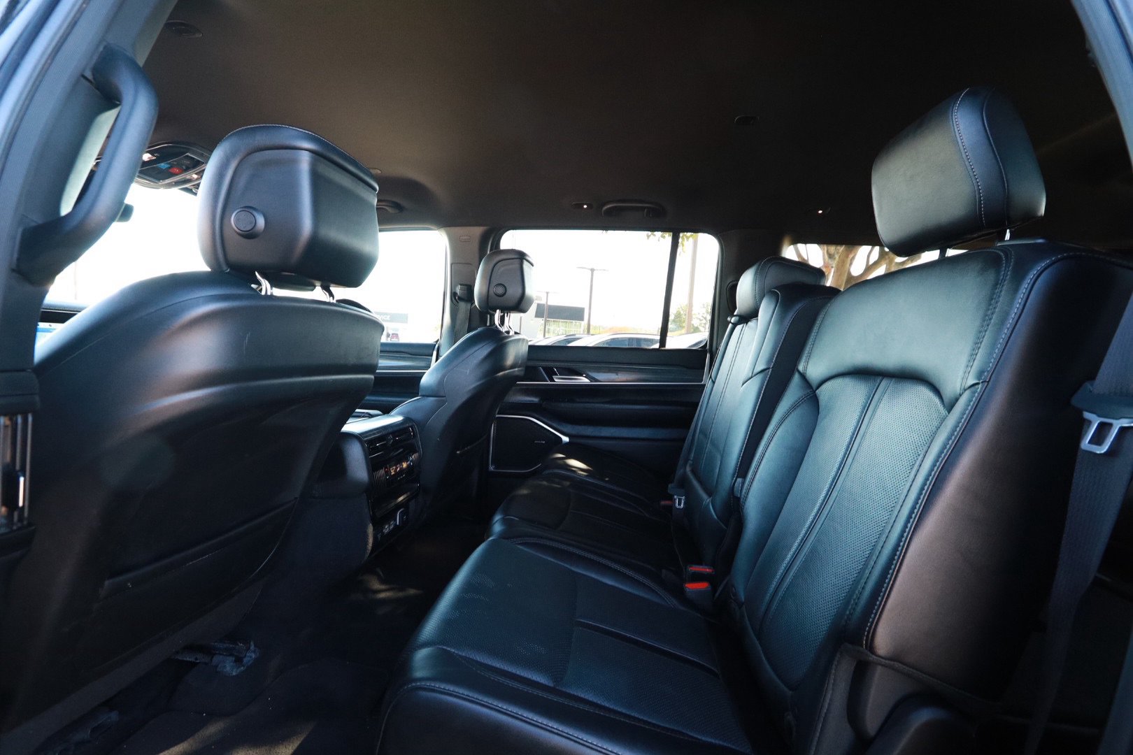 Used 2024 Jeep Wagoneer L Series II RWD image 23