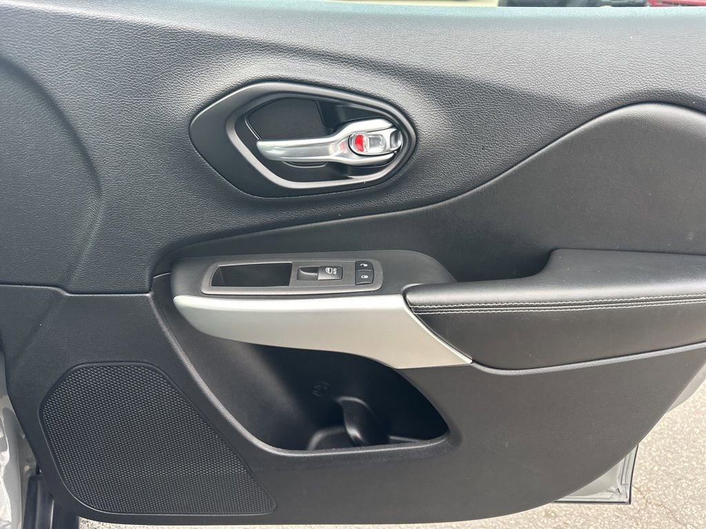 Used 2022 Jeep Cherokee Latitude AWD/4WD image 31