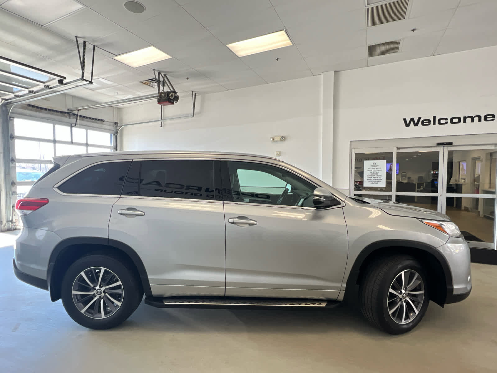 Used 2017 Toyota Highlander XLE AWD/4WD image 4