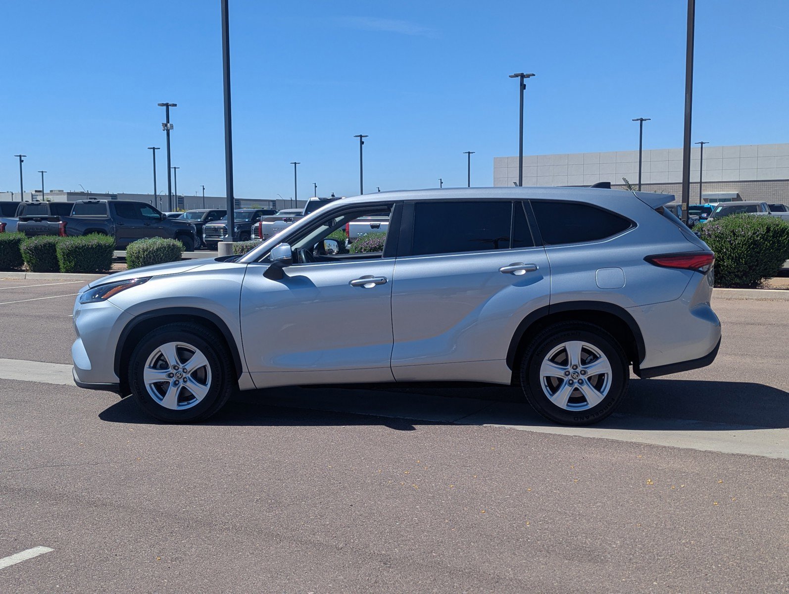 Used 2023 Toyota Highlander L image 2