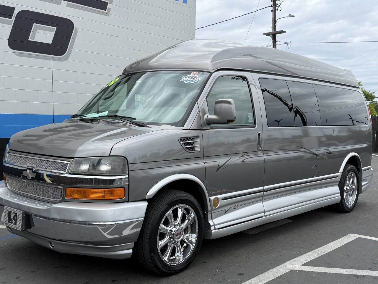 Used 2010 Chevrolet Express 2500 Extended w/ Preferred Equipment Group RWD image 3