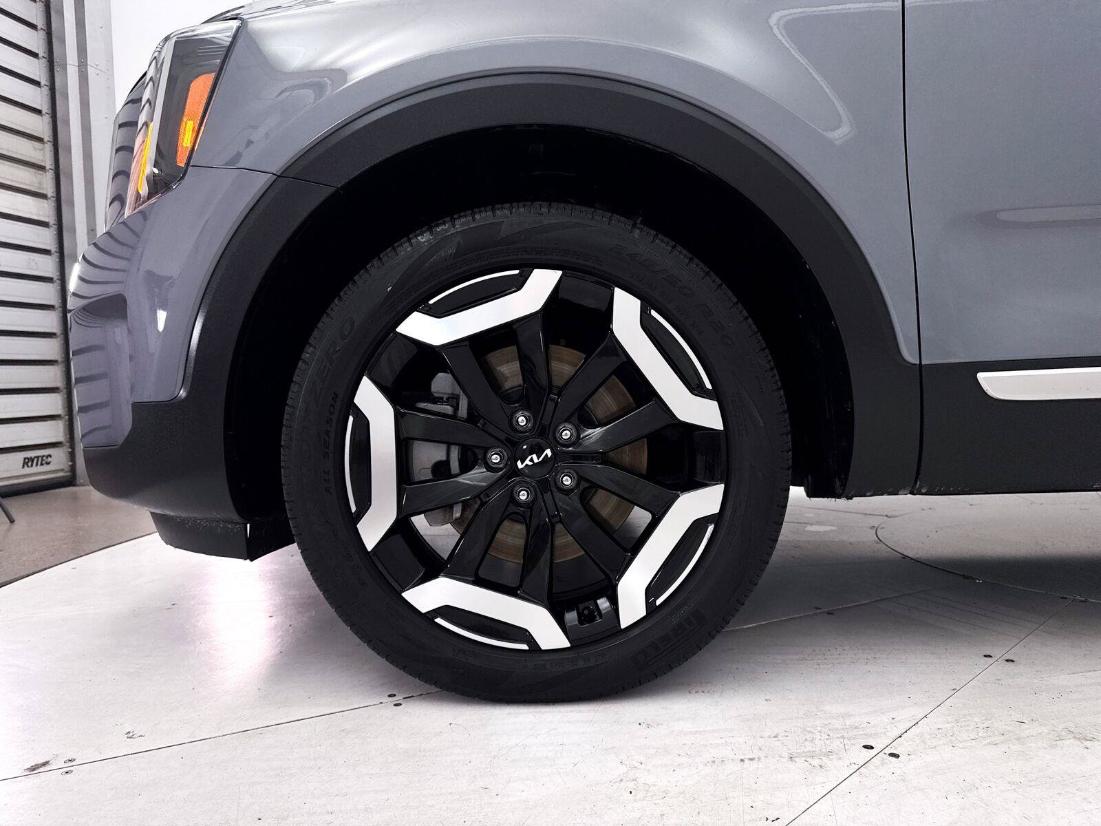 Used 2024 Kia Telluride EX w/ EX Captain's Chair Package FWD image 17