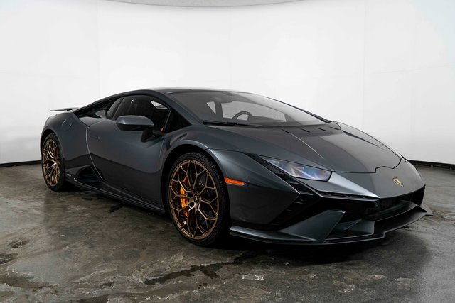 Used 2023 Lamborghini Huracan Tecnica image 2