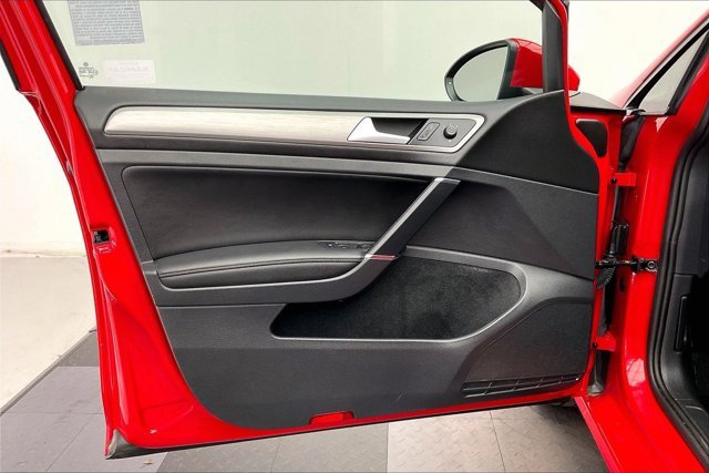 Used 2017 Volkswagen Golf SE image 26