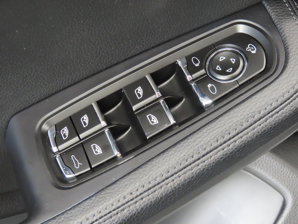 Certified 2026 Porsche Macan AWD/4WD image 38