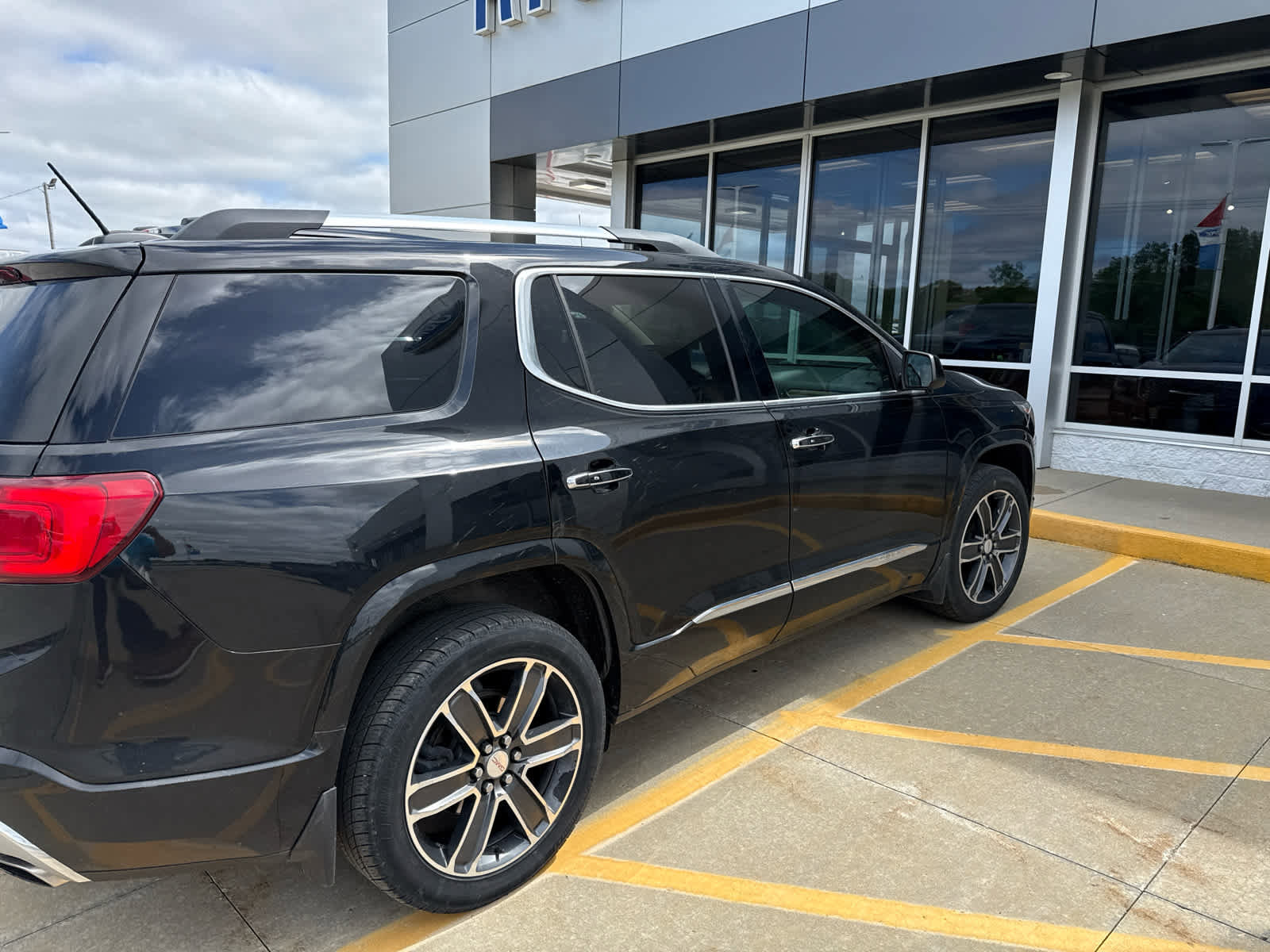 Used 2017 GMC Acadia Denali w/ Technology Package AWD/4WD image 5