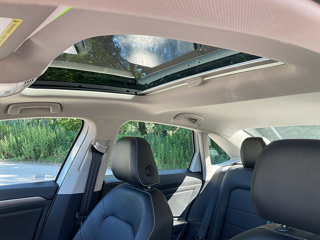 Used 2023 Volkswagen Jetta SE w/ Panoramic Sunroof Package FWD image 13
