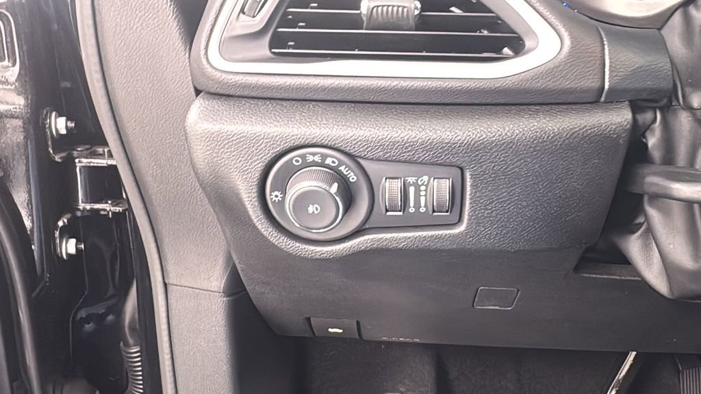 Used 2025 Chrysler Pacifica Select image 36