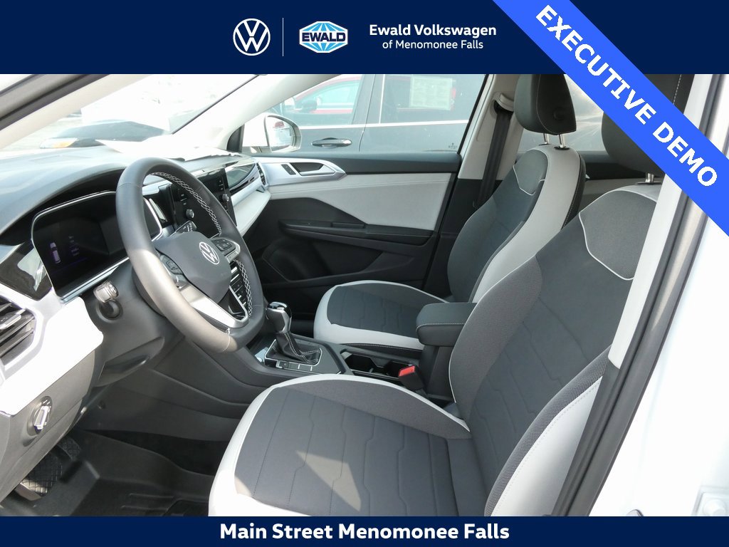 Certified 2025 Volkswagen Taos SE image 27
