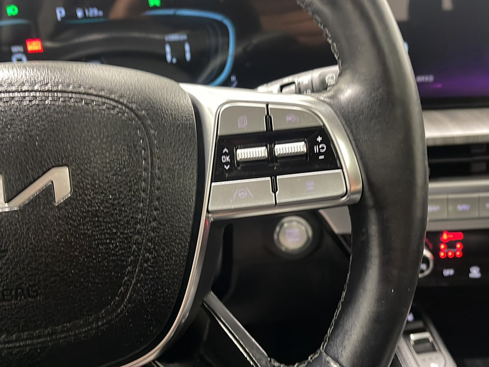 Used 2024 Kia Telluride EX w/ EX Captain's Chair Package AWD/4WD image 7