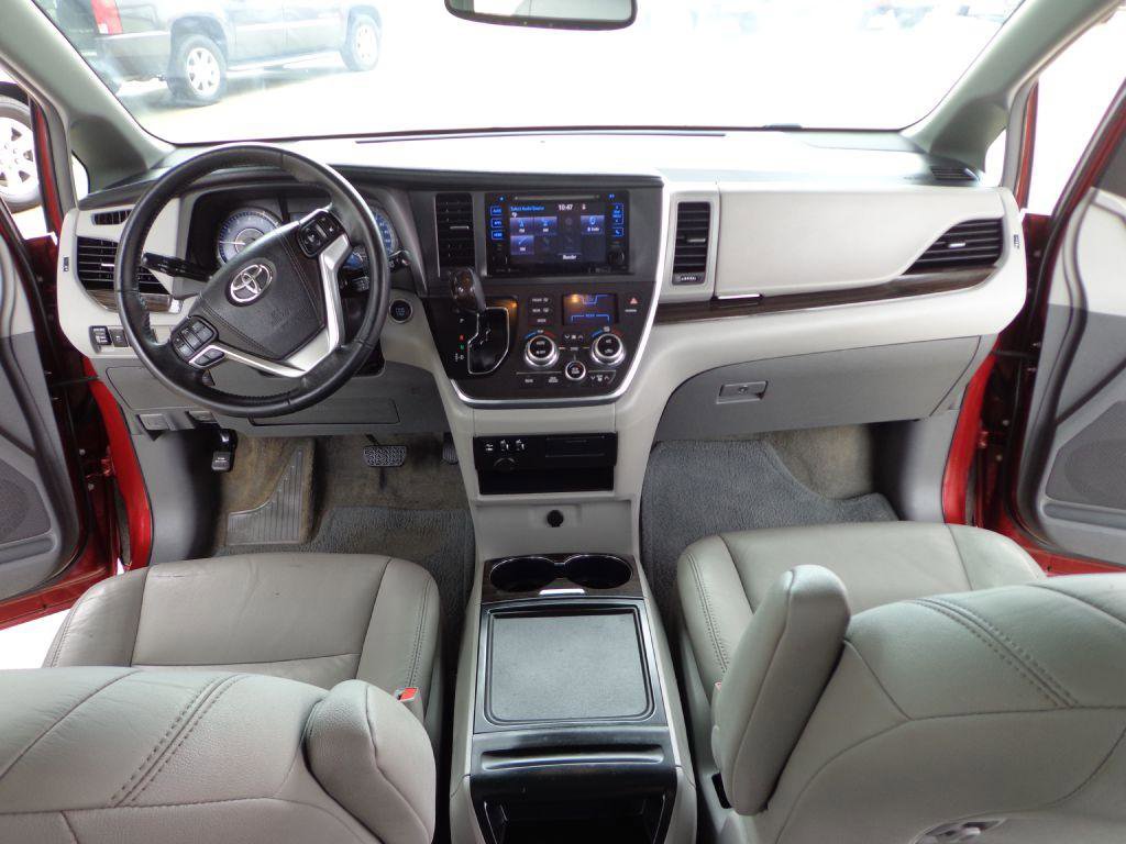Used 2015 Toyota Sienna XLE w/ XLE Navigation Package FWD image 23