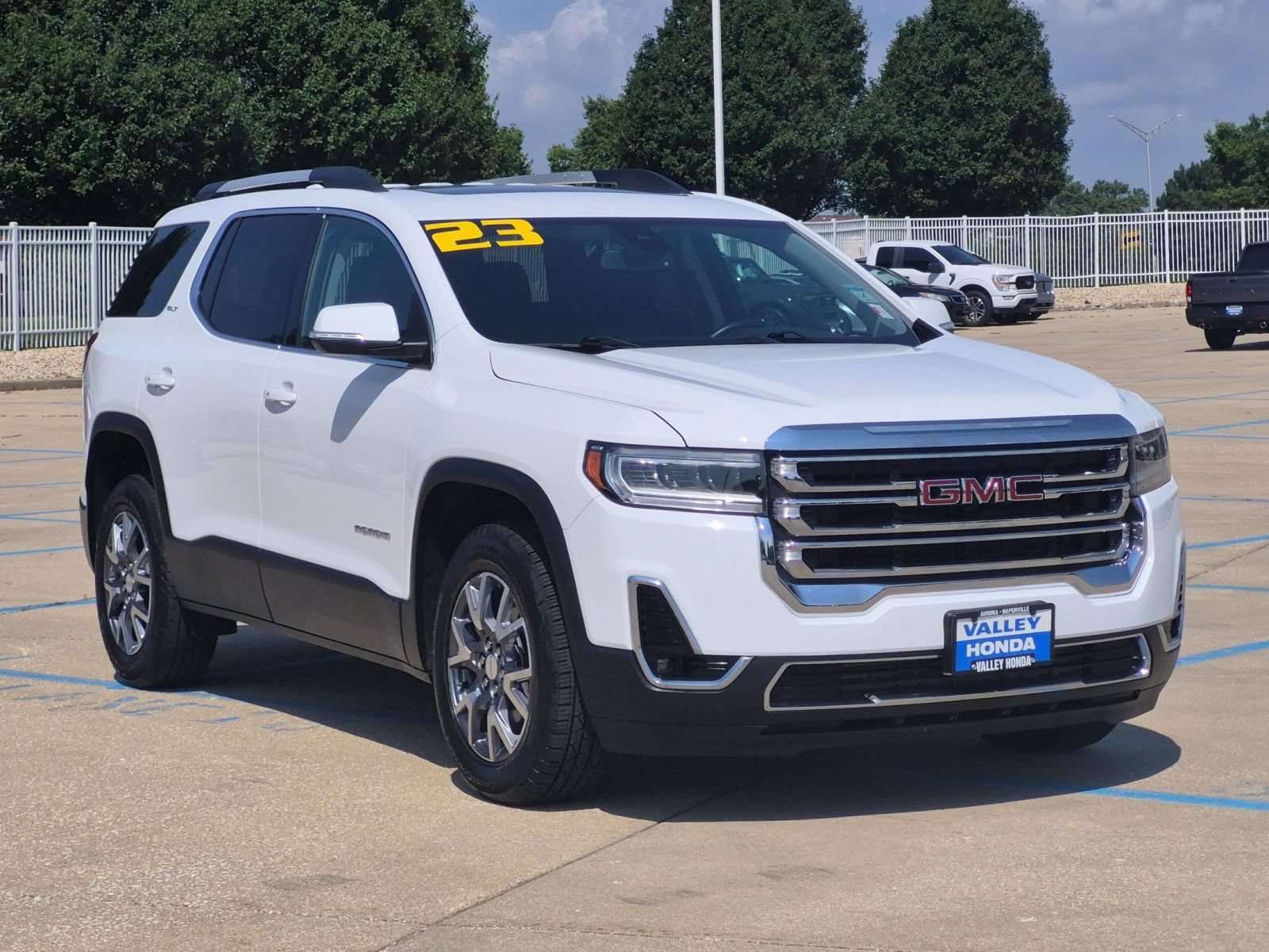 Used 2023 GMC Acadia SLT w/ Preferred Package AWD/4WD image 4