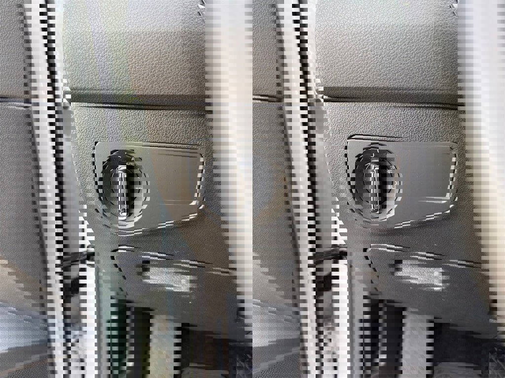 Used 2022 Volkswagen Tiguan SE image 17