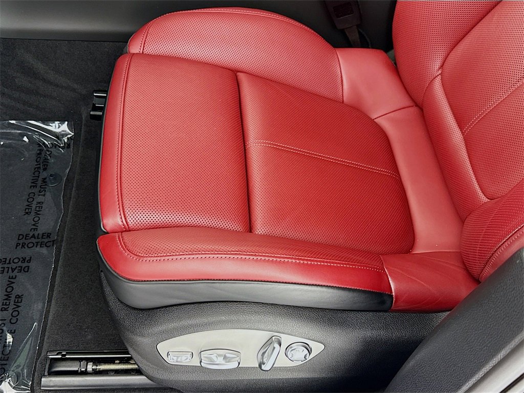 Used 2025 Porsche Macan image 13