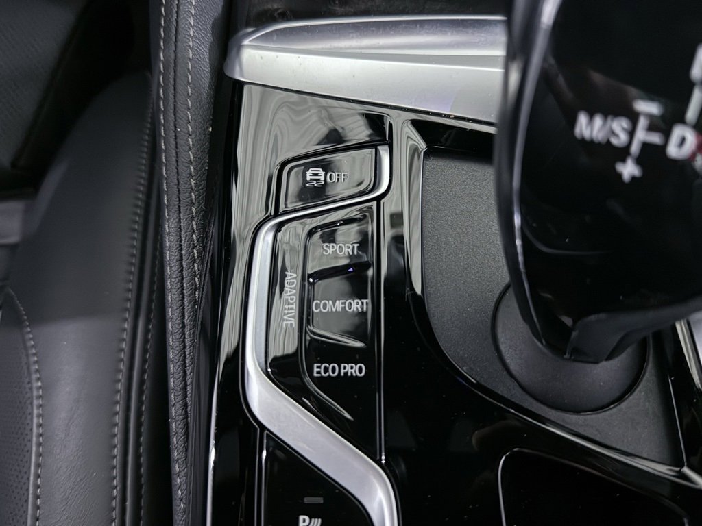 Used 2021 BMW M550i xDrive w/ Premium Package image 40