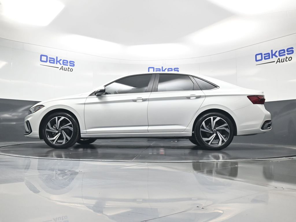 Used 2025 Volkswagen Jetta SEL image 37