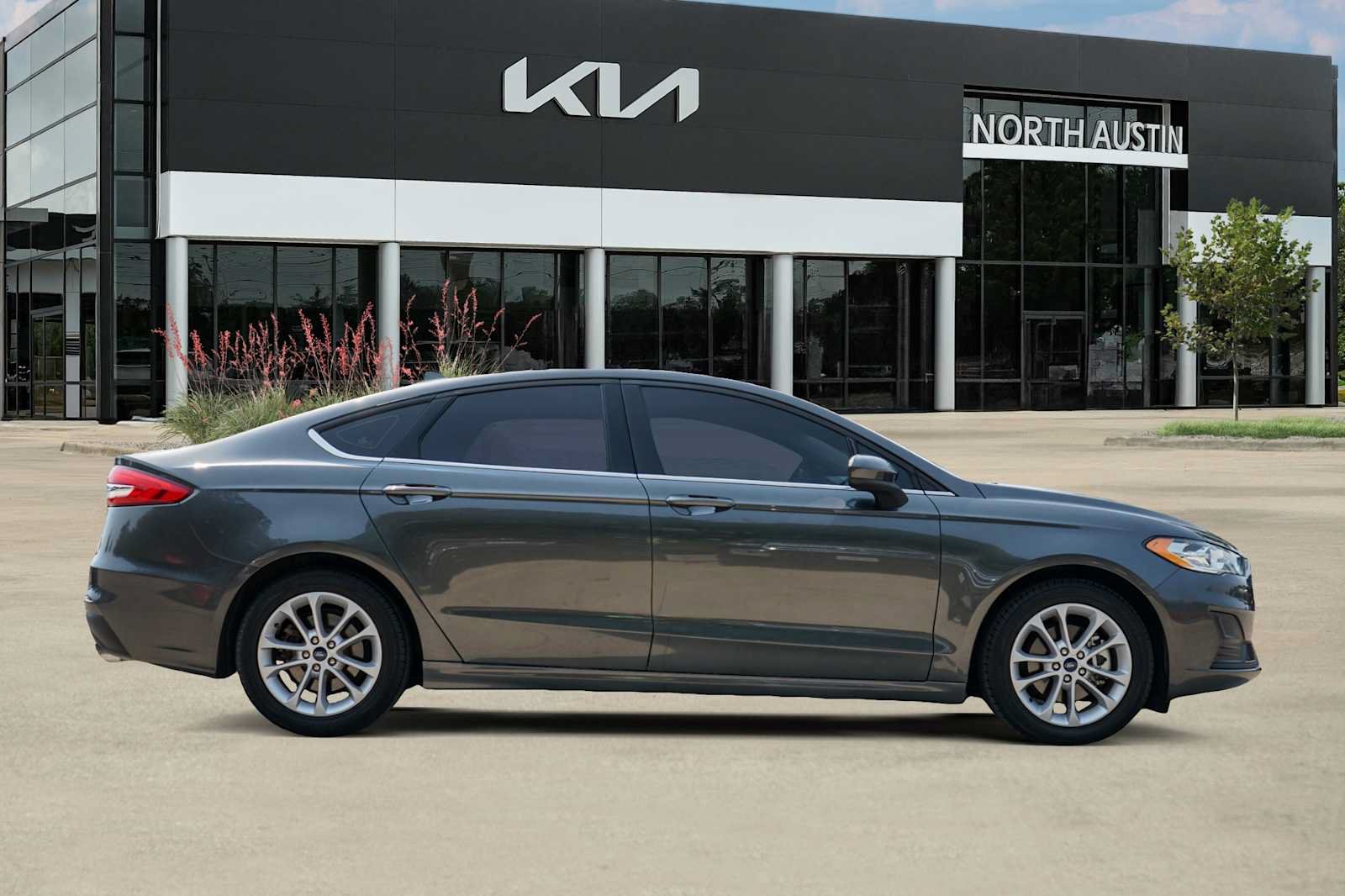 Used 2020 Ford Fusion SE FWD image 6